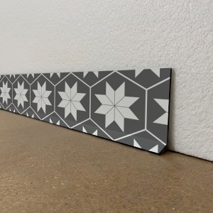 Plinthes décoratives pour salle de bain carreaux fleurs béton