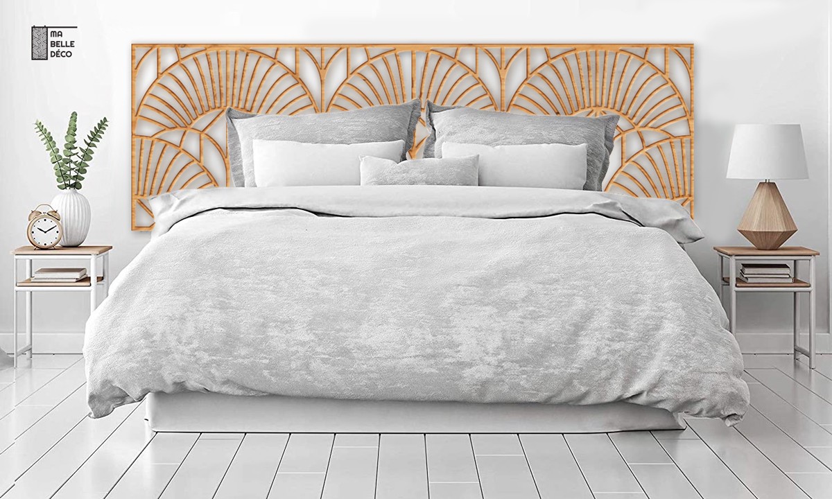 Claustra en bois naturel : une tête de lit design et sur mesure pour sublimer votre chambre